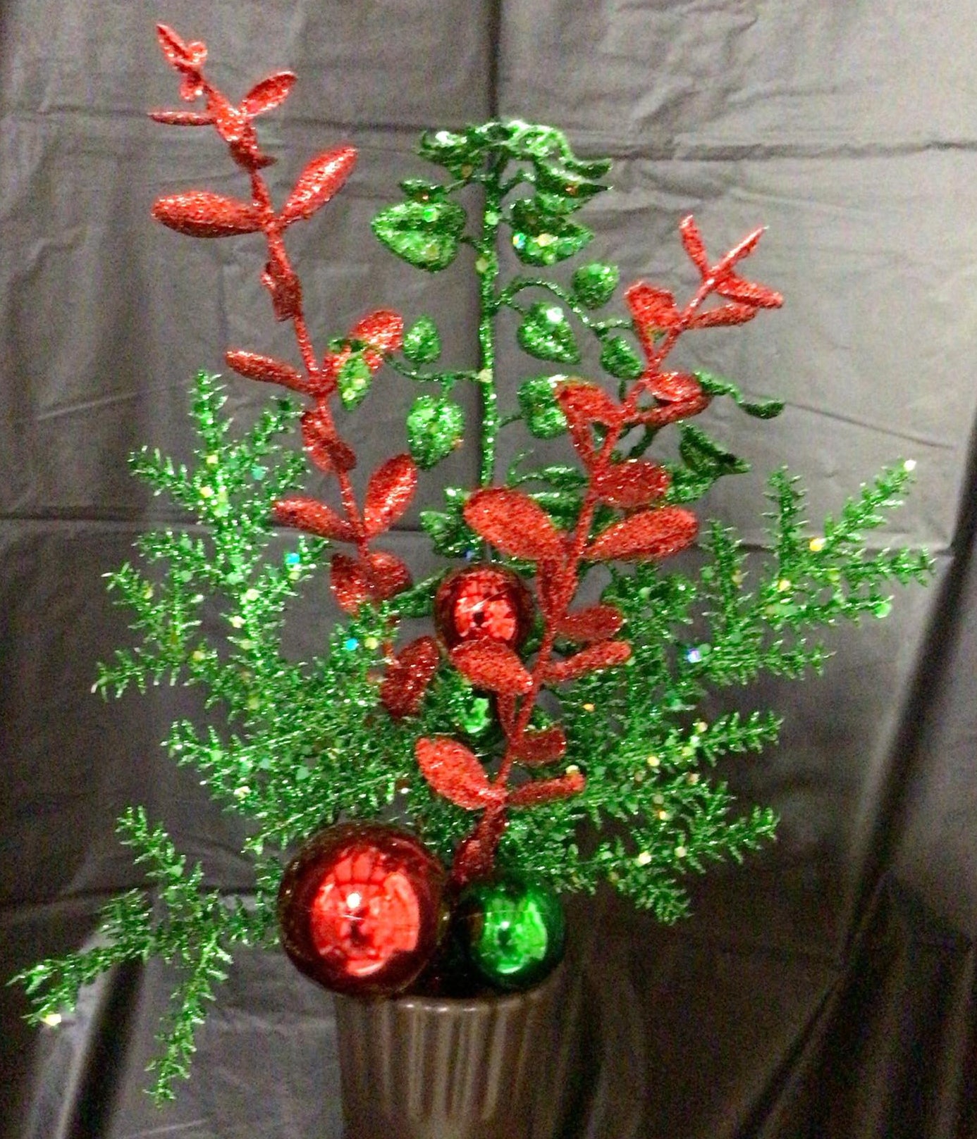 143132RDGRN - 18" Glitter Ball & Berry Spray - Red & Green