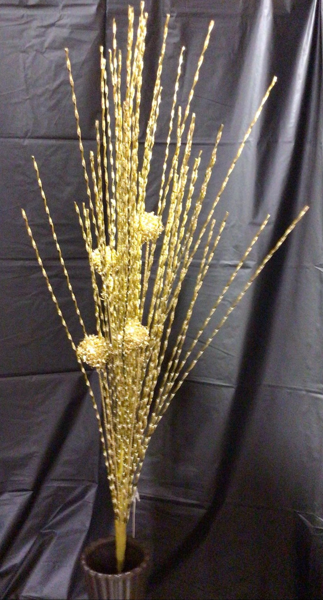 255064GD - 33" Ball & Pine Spray - Gold