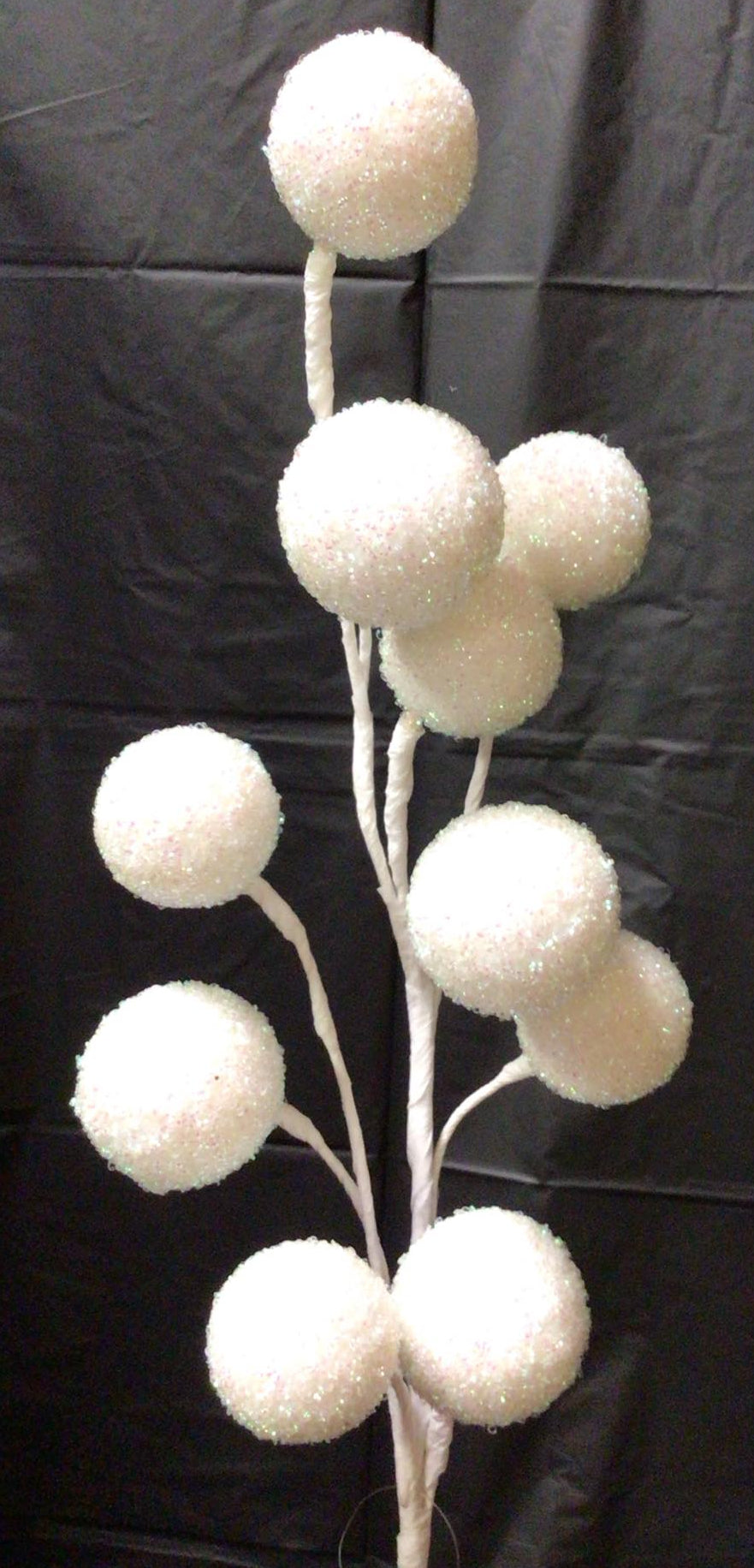 XS141927 - 26" Curly Foil Ball Spray - White
